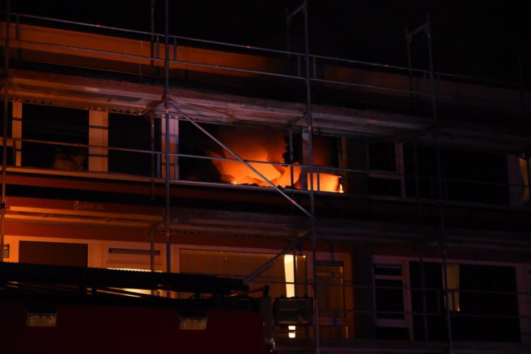 Uitslaande brand in een flat aan de Fokkingeslag in Emmen