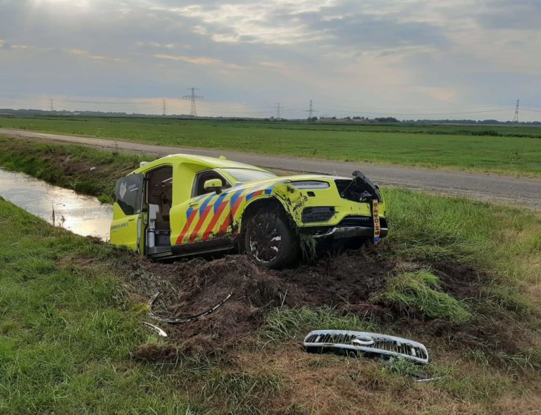 Ambulance zwaar beschadigd in Emmen