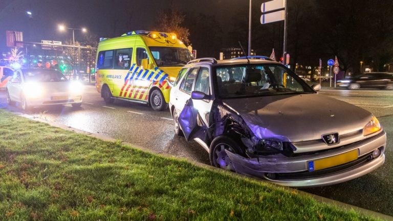 Auto’s botsen bij verkeerslichten op de Hondsrugweg in Emmen