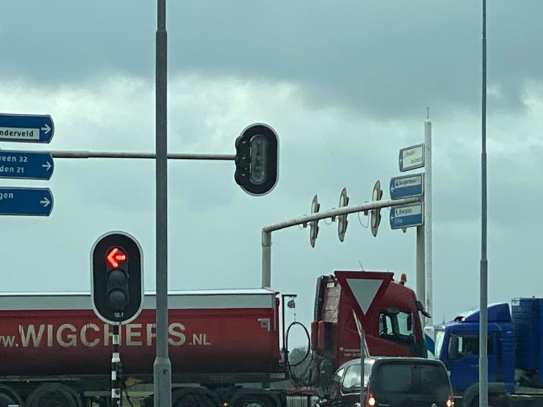 Verkeerslichten waaien om in Emmen