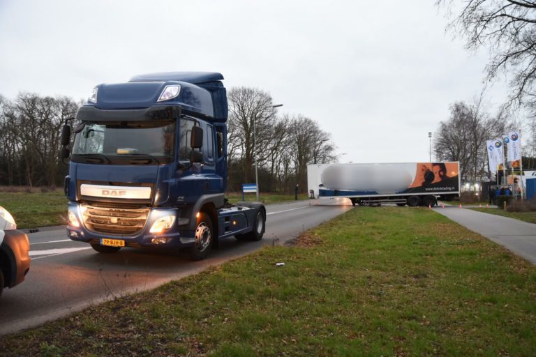 Trailer los geraakt van vrachtwagen in Emmen