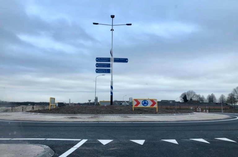 Rotonde op kruising Verlengde Herendijk-Nieuw-Amsterdamsestraat in gebruik genomen