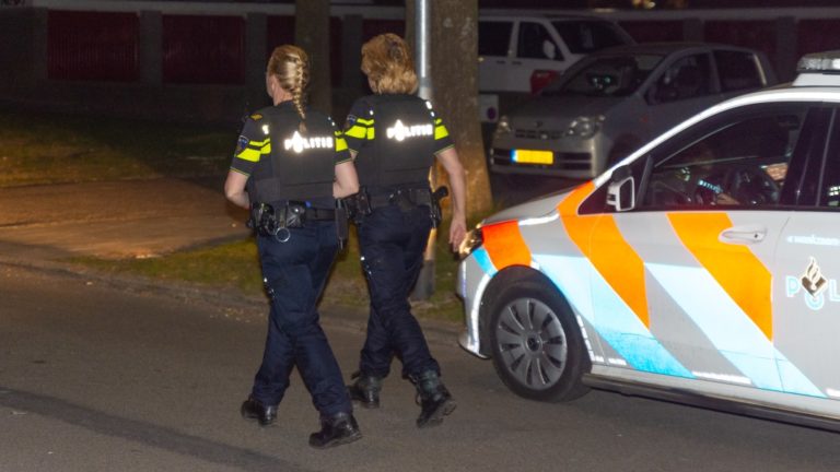 Grote politie inzet door man met sniper op straat in Emmen