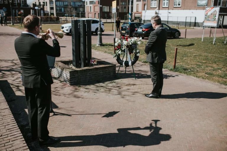 Burgemeersger Bouwmeester legt krans bij monument voor vieren 75 jaar bevrijding