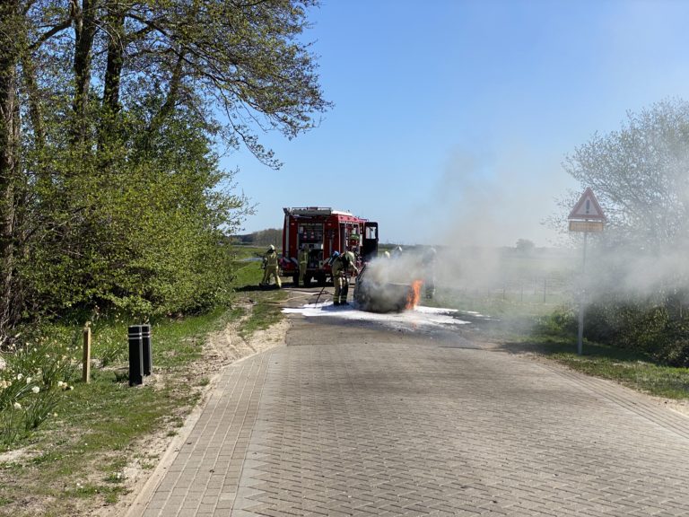 Auto vliegt in brand tijdens het rijden in Valthe