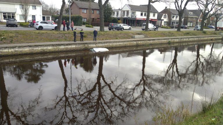 Auto raakt te water in kanaal in Klazienaveen