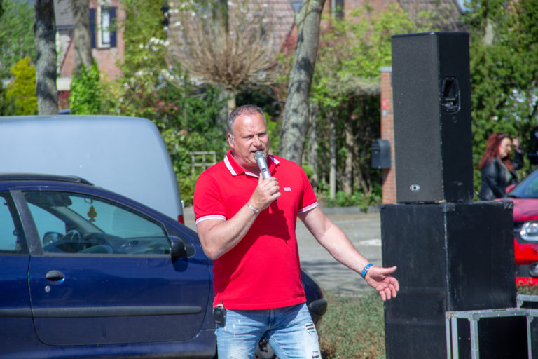 Erik van Klinken zingt zorgpersoneel en cliënten toe in Emmen