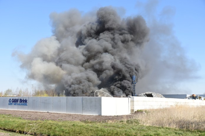 Grote brand bij recyclingbedrijf in Nieuw-Dordrecht