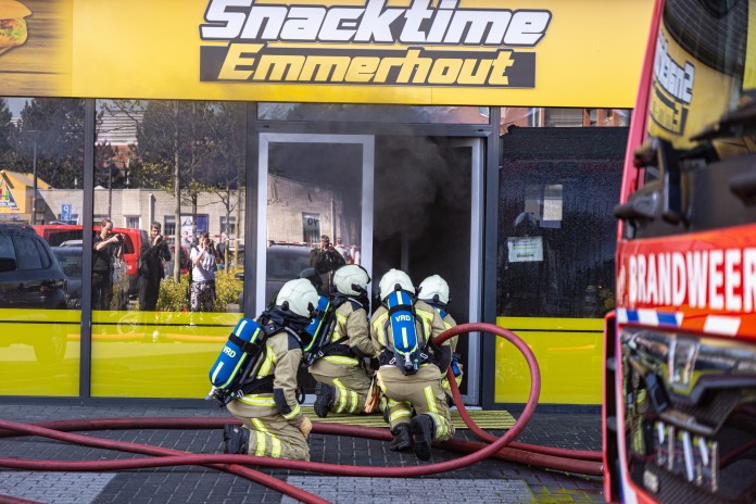 Grote brand in meerdere panden van winkelcentrum Emmerhout