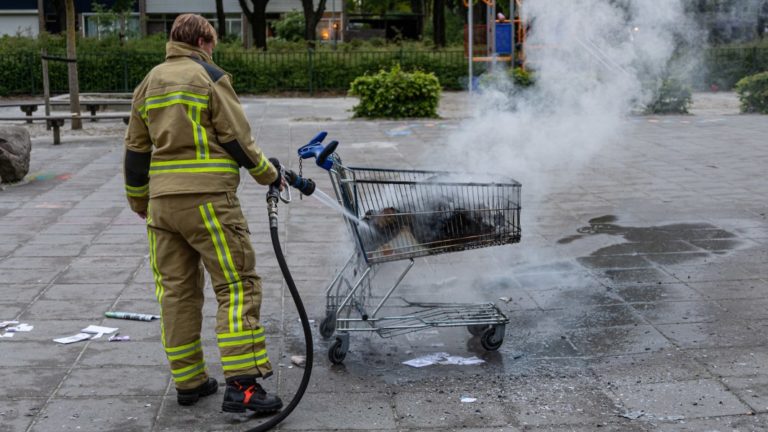 Winkelwagen vol papier in brand gestoken op schoolplein in Emmen