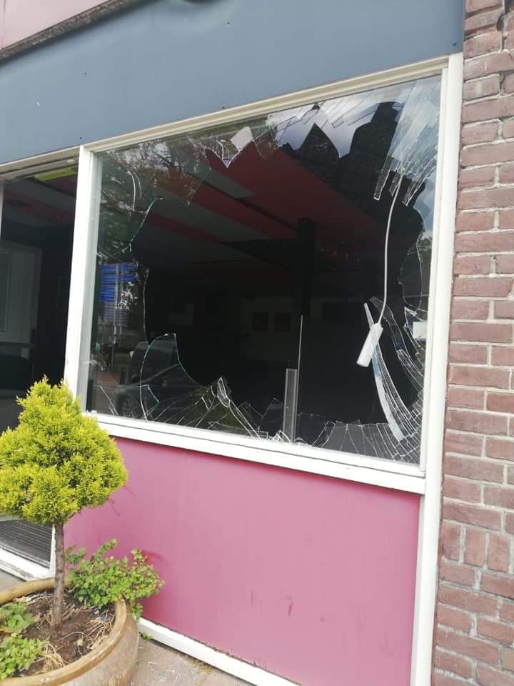 Ruit vernield van cafetaria in Schoonoord