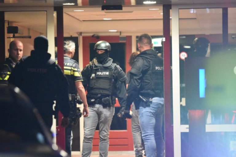 Grote politie inzet bij flat in Emmen