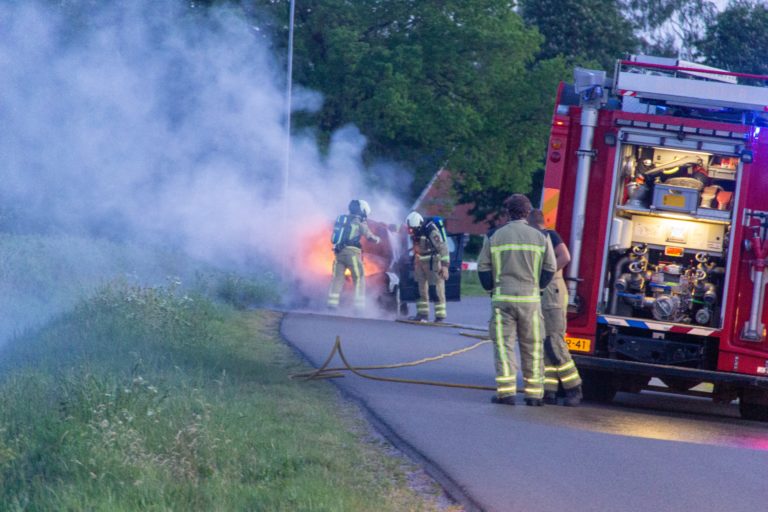 Auto brandt uit in Emmen