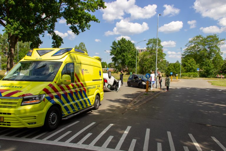 Auto belandt op de kop na ongeval in Emmen