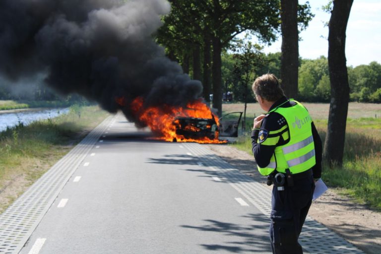 Auto brandt volledig uit in Holsloot