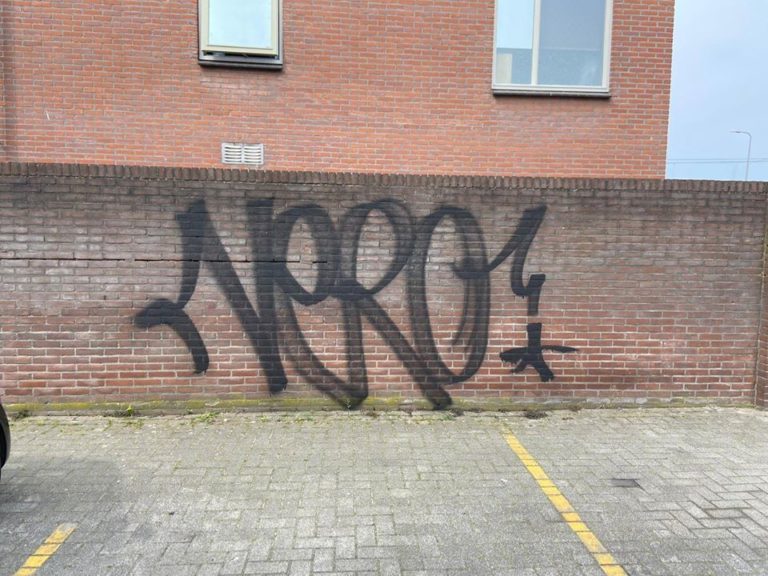 Muur van hotel in Coevorden beklad met graffiti