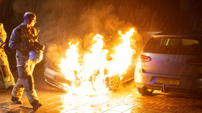 Brandweer blust autobrand aan de Fokkingeslag in Emmen