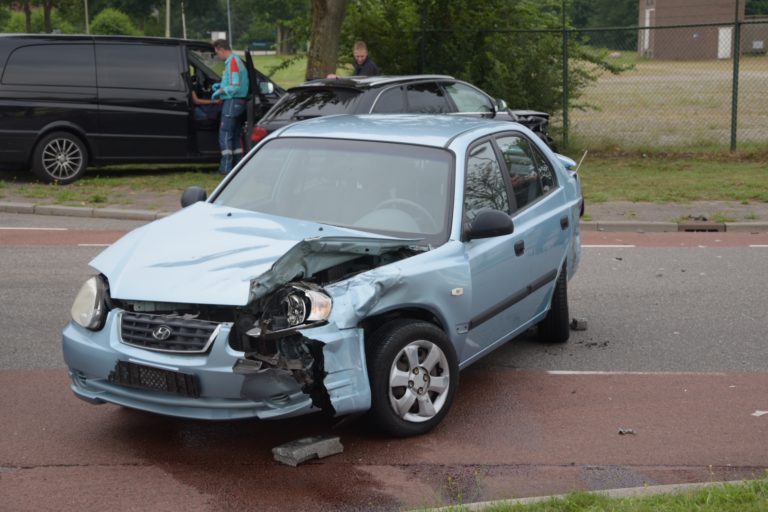 Twee auto’s zwaar beschadigd bij een ongeval in Emmen
