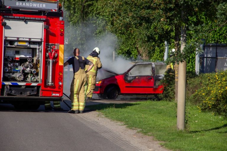 Auto brandt volledig uit in Emmen