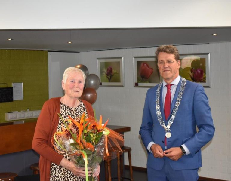 Tiny Bos-Fuhler ontvangt lintje van burgemeester Oosterhout
