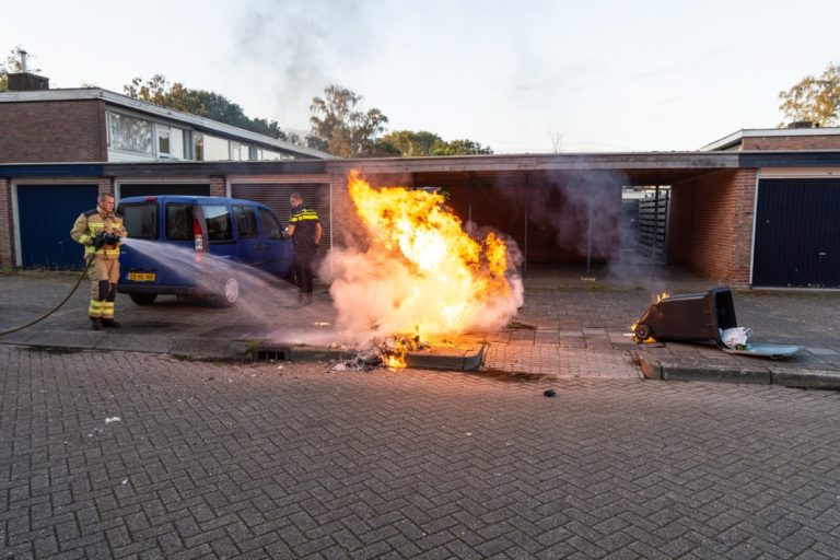 Brandweer blust brandende containers aan  in Emmen