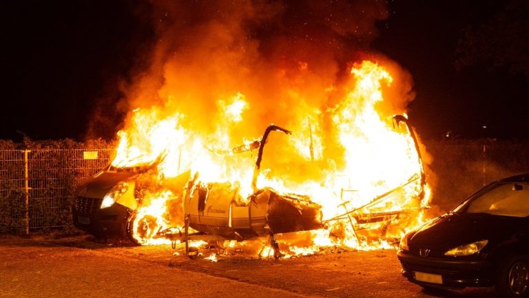 Taxibus en caravan volledig in brand in Emmen