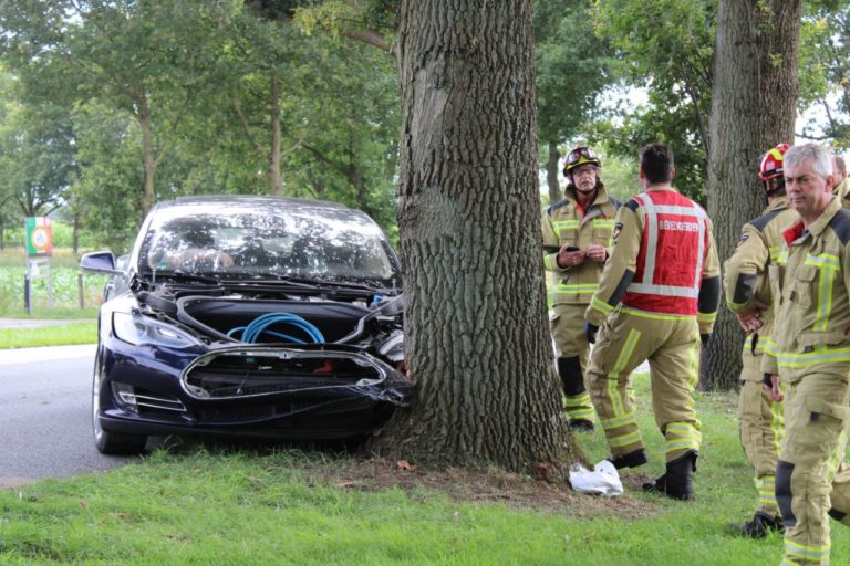 Auto botst tegen boom in Meppen