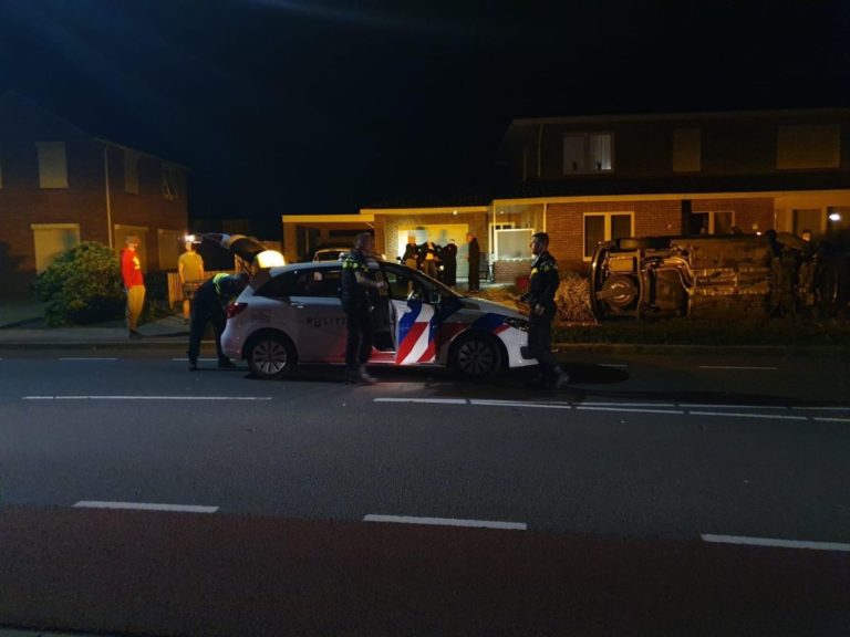 Auto belandt op zijn kant in Emmen