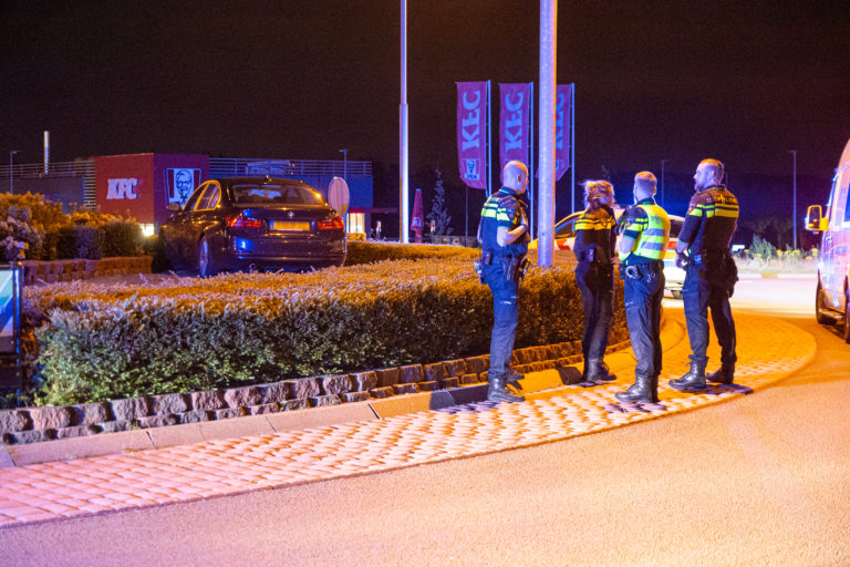 Auto belandt midden op rotonde in Emmen na ongeval