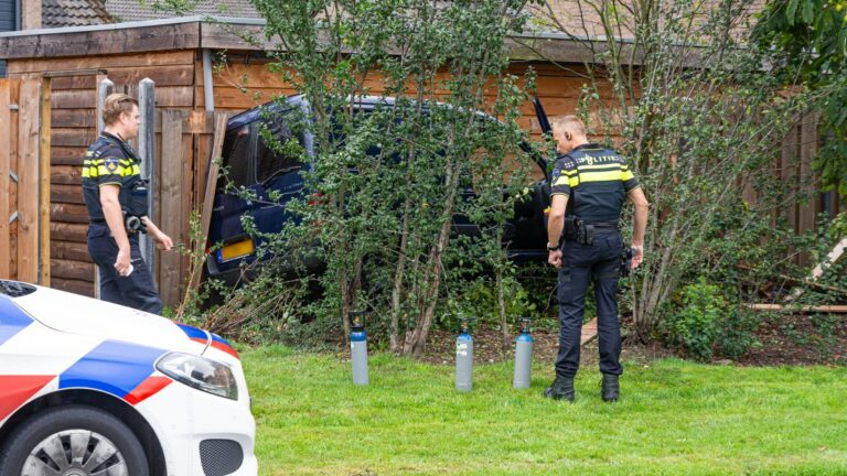 Bestelbus met lachgasflessen rijdt tuin binnen in Emmen