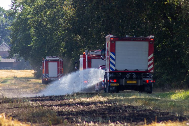Groot stuk landbouwgrond afgebrand in Oosterhesselen