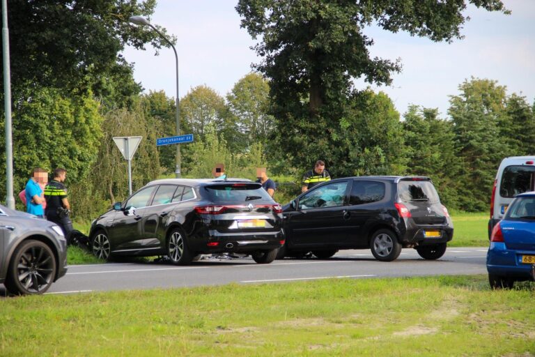 Auto’s zwaar beschadigd bij ongeval in Emmen
