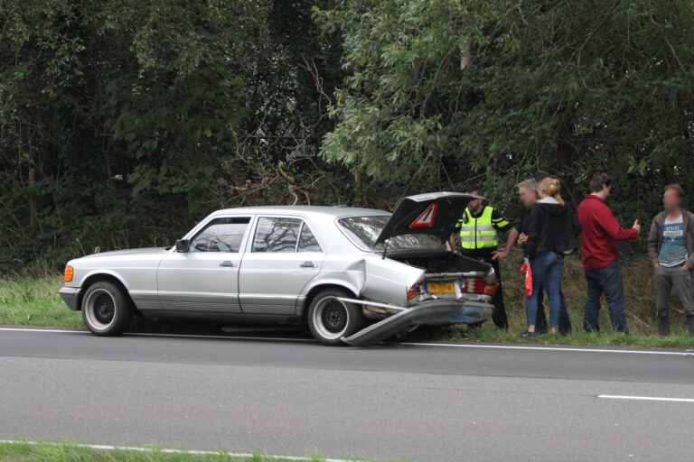 Twee voertuigen beschadigd bij kop-staart aanrijding in Emmen