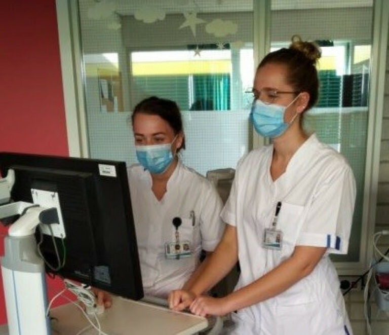 Treant medewerkers dragen vanaf nu mondneusmasker bij zorg binnen 1,5 meter
