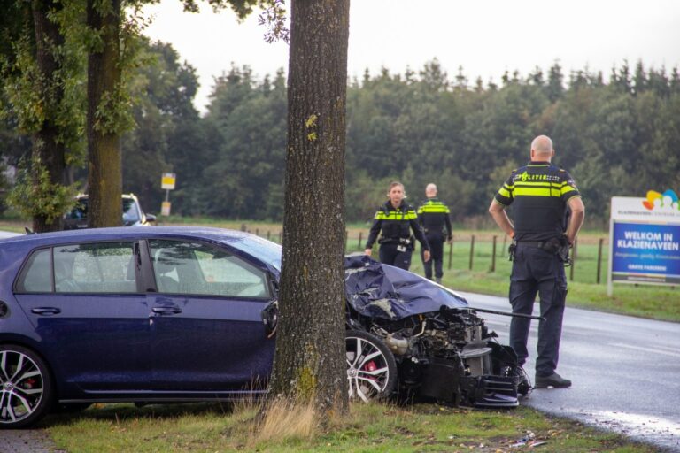 Ongeval tussen auto en trekker op Dordsedijk in Klazienaveen