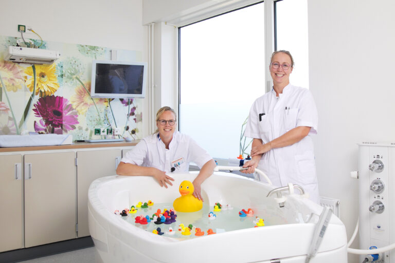 Verpleegkundigen, verloskundigen, gynaecologen en zwangeren blij met bevalbad bij Treant