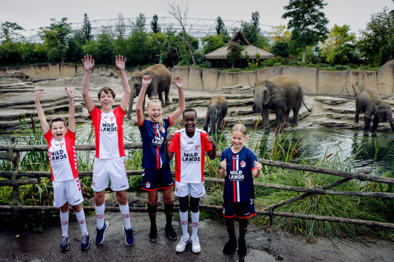 Wildlands prijkt op shirts van jonge FC Emmen-supporters