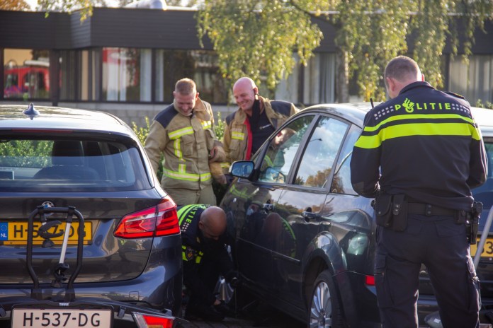 Gewonde kat onder geparkeerde auto in Emmen: hulpdiensten rukken uit
