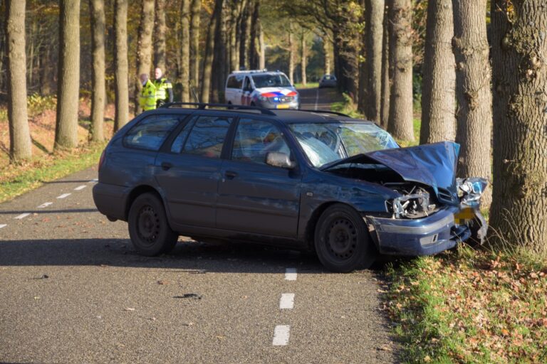 Auto tegen boom in ‘t Haantje: bestuurder gewond