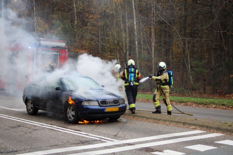 Auto in de brand op de Boslaan in Emmen