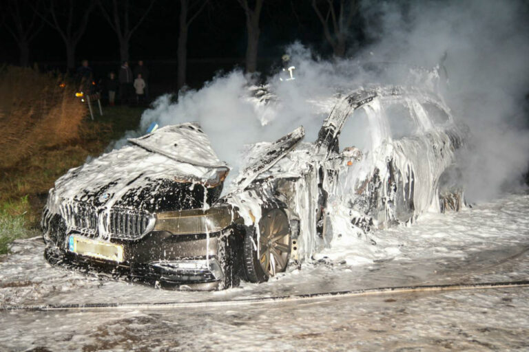 Brandweer blust autobrand in Dalen