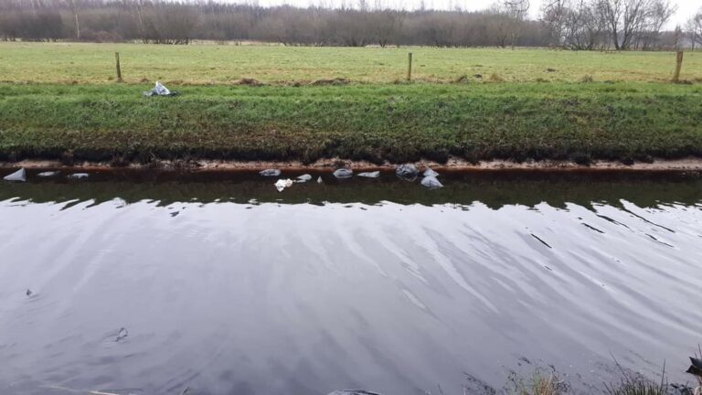 Hennepafval gedumpt in kanaal in Schoonebeek