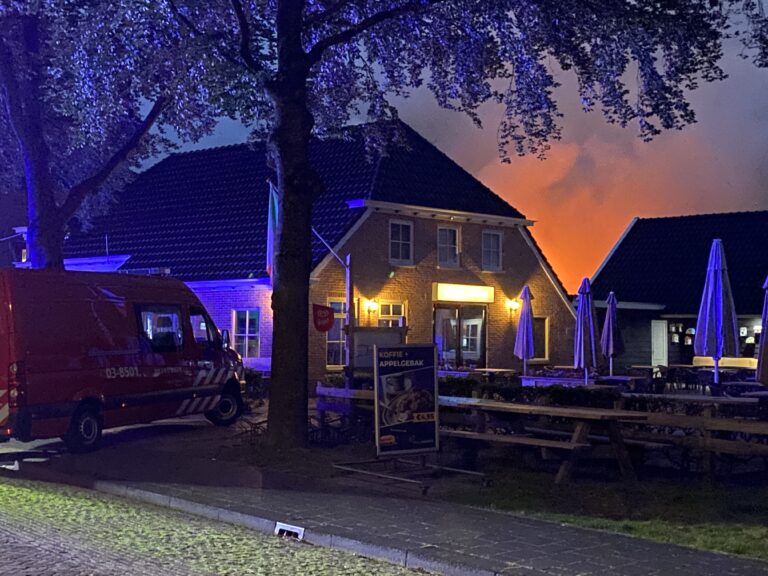 Grote band verwoest schuur achter steakhouse in Exloo