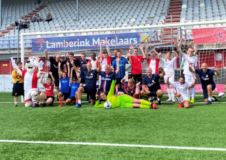 G-voetballers uit Drenthe krijgen training van bekende voetbaltrainers